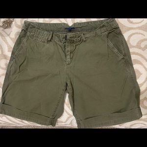 Gap Bermuda shorts olive green